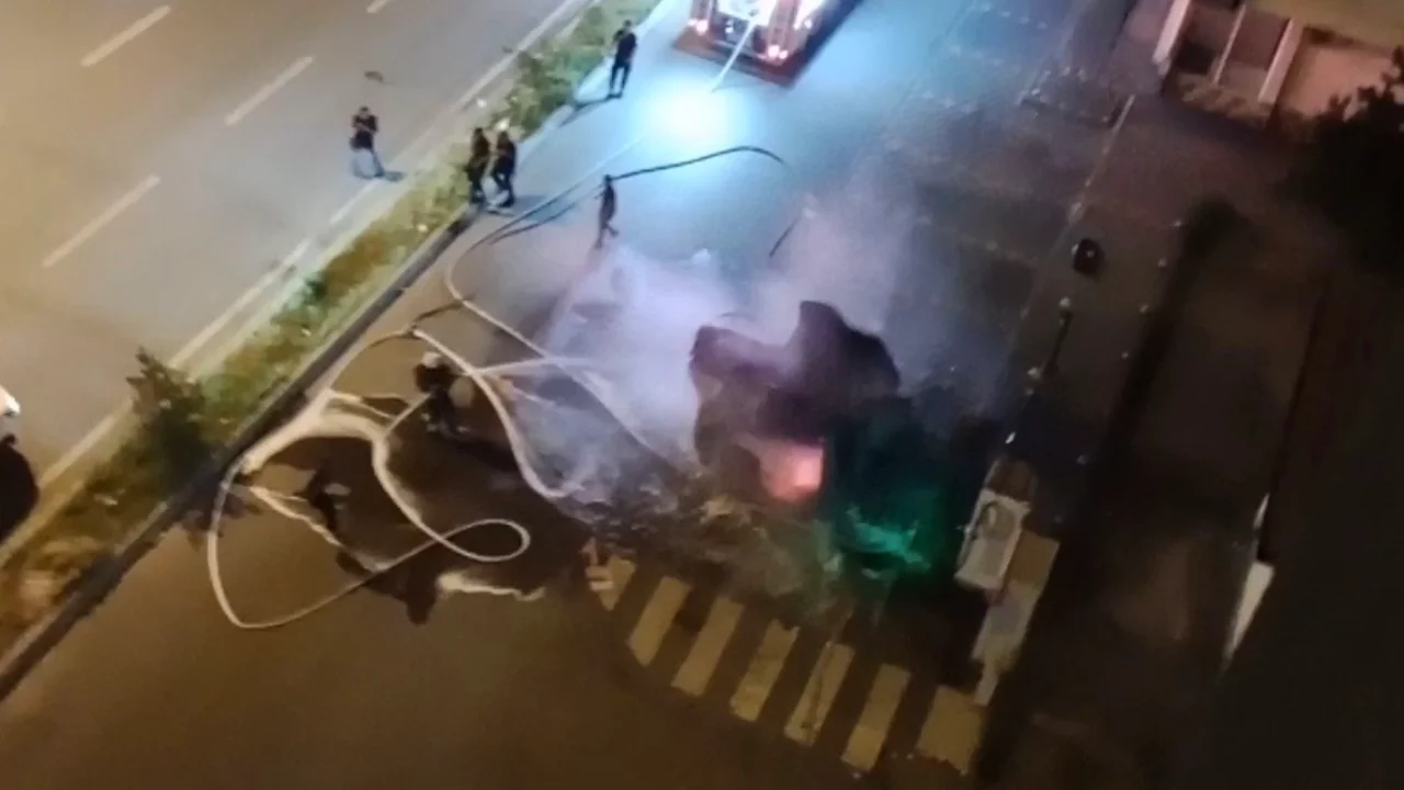 Kayseri'de alev alan elektrikli ara&ccedil; bomba gibi patladı... O anlar kamerada