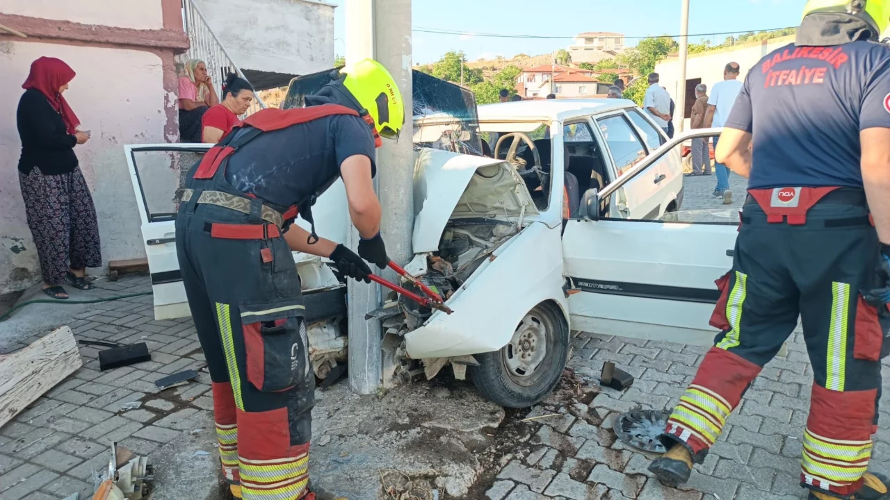 Kontrolden &ccedil;ıkan otomobil elektrik direğine &ccedil;arptı! Feci kazada 2 kişi yaralandı