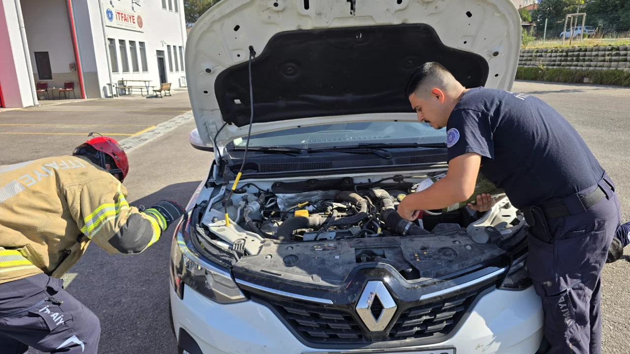 Bursa'da itfaiyeyi alarma ge&ccedil;iren miyavlama! Yavru kedi motorun i&ccedil;inden &ccedil;ıktı