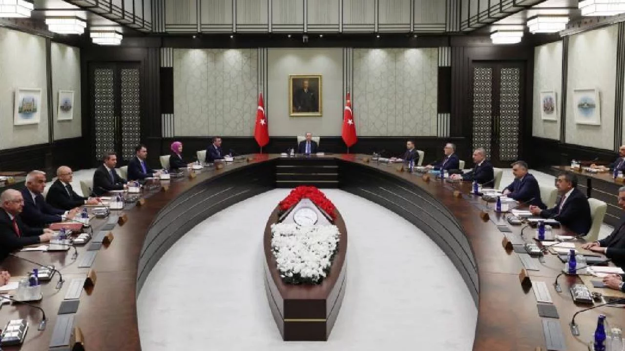 Kabine kritik başlıklarla bug&uuml;n toplanıyor