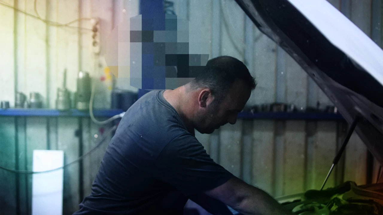 Bursa'da sıra dışı dostluk! Yaralı halde buldu, tamirhanenin neşesi oldu...