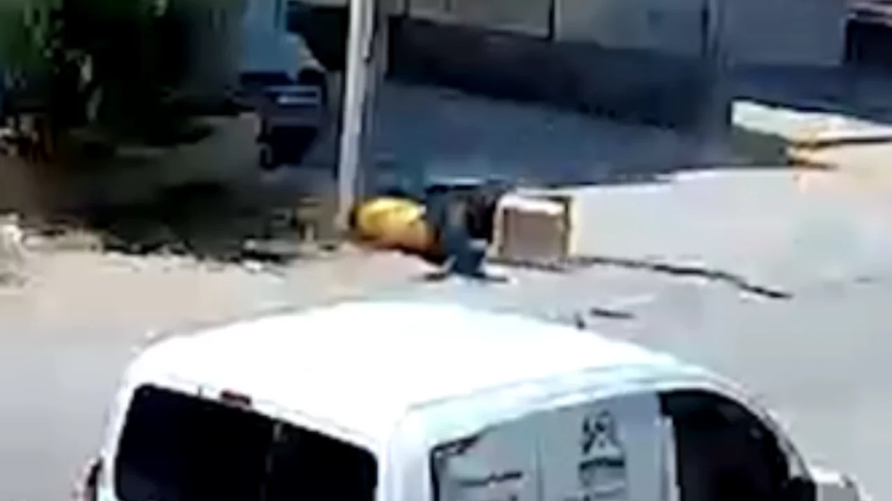 Aşırı sıcaktan etkilenen postacı motosikletiyle aydınlatma direğine &ccedil;arptı