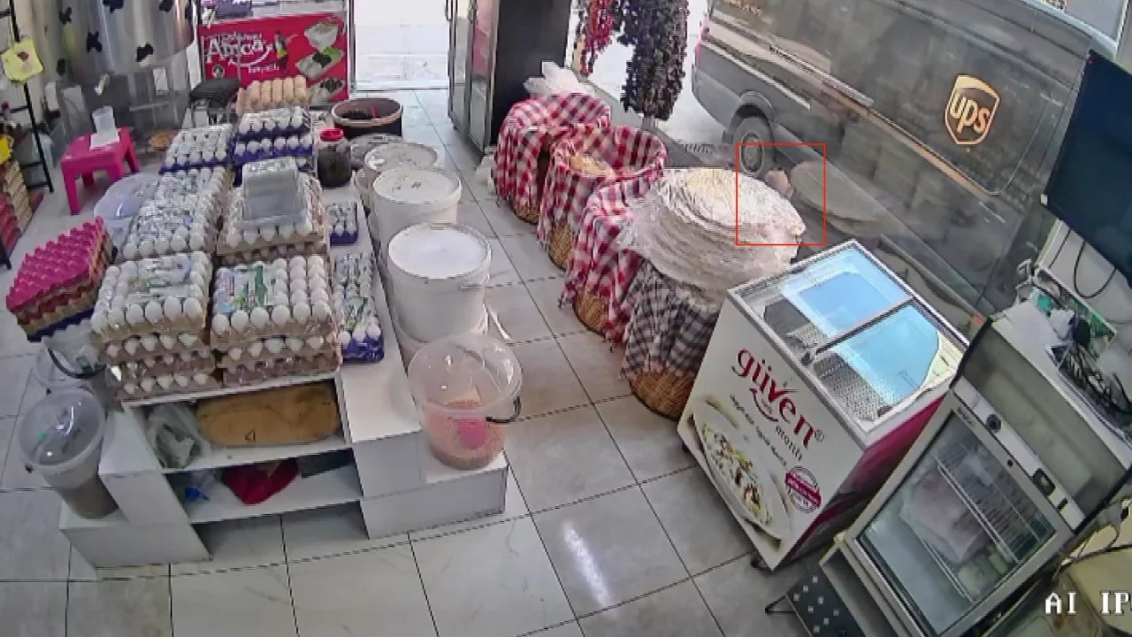 Bursa'da korkutan kaza! Kamyonetin altında kalan 4 yaşındaki &ccedil;ocuk emekleyerek &ccedil;ıktı...
