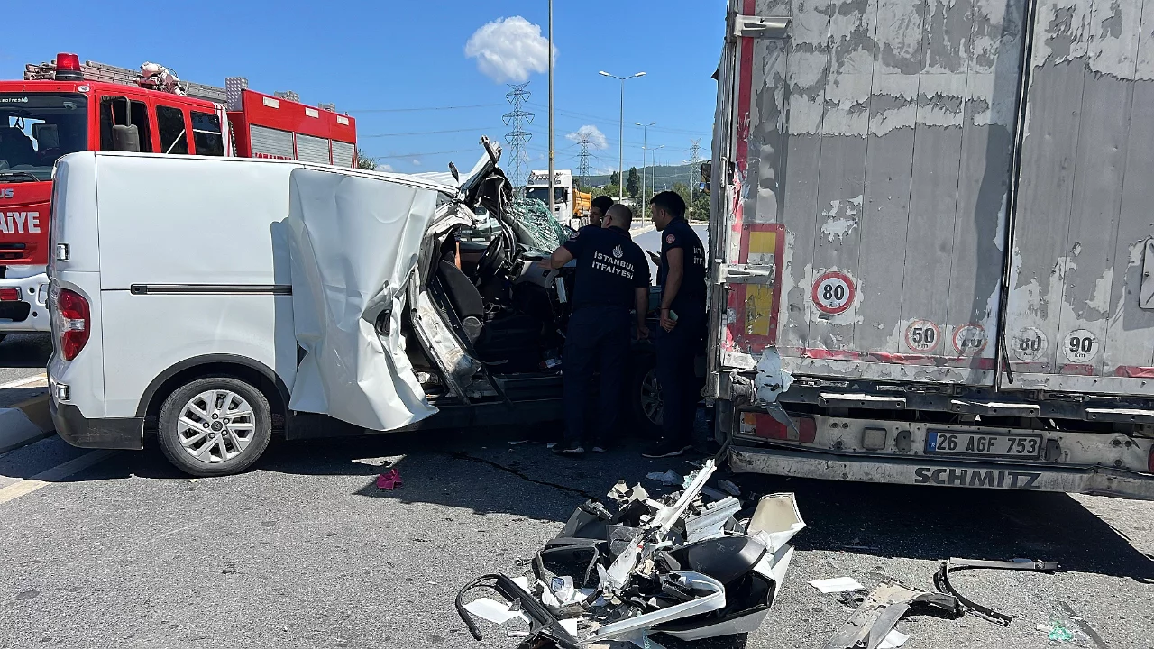 Tıra &ccedil;arpan hafif ticari ara&ccedil; hurdaya d&ouml;nd&uuml;