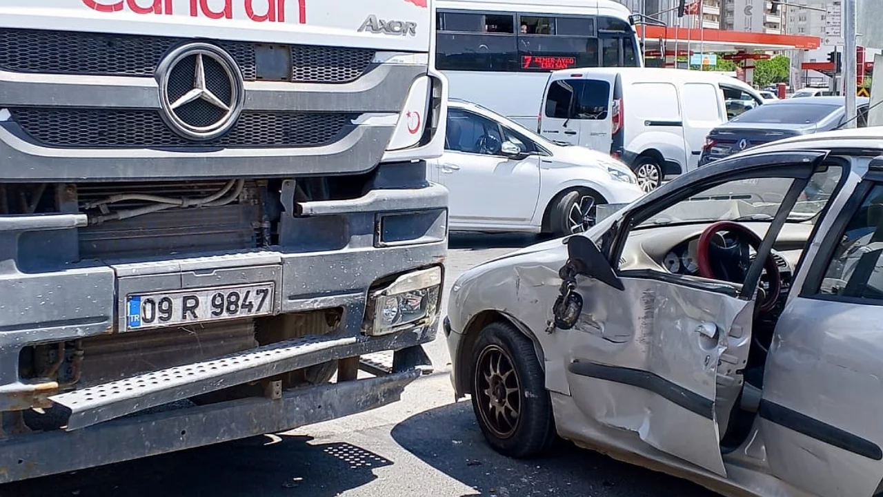 Beton mikseri ile otomobil &ccedil;arpıştı! Ara&ccedil;ta sıkışan 2 kişi yaralandı