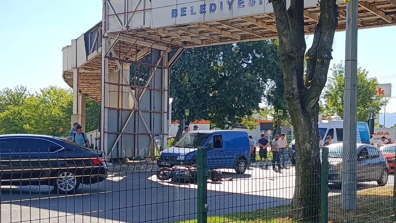 Bursa'da motosiklet ile otomobil &ccedil;arpıştı! 1 yaralı...