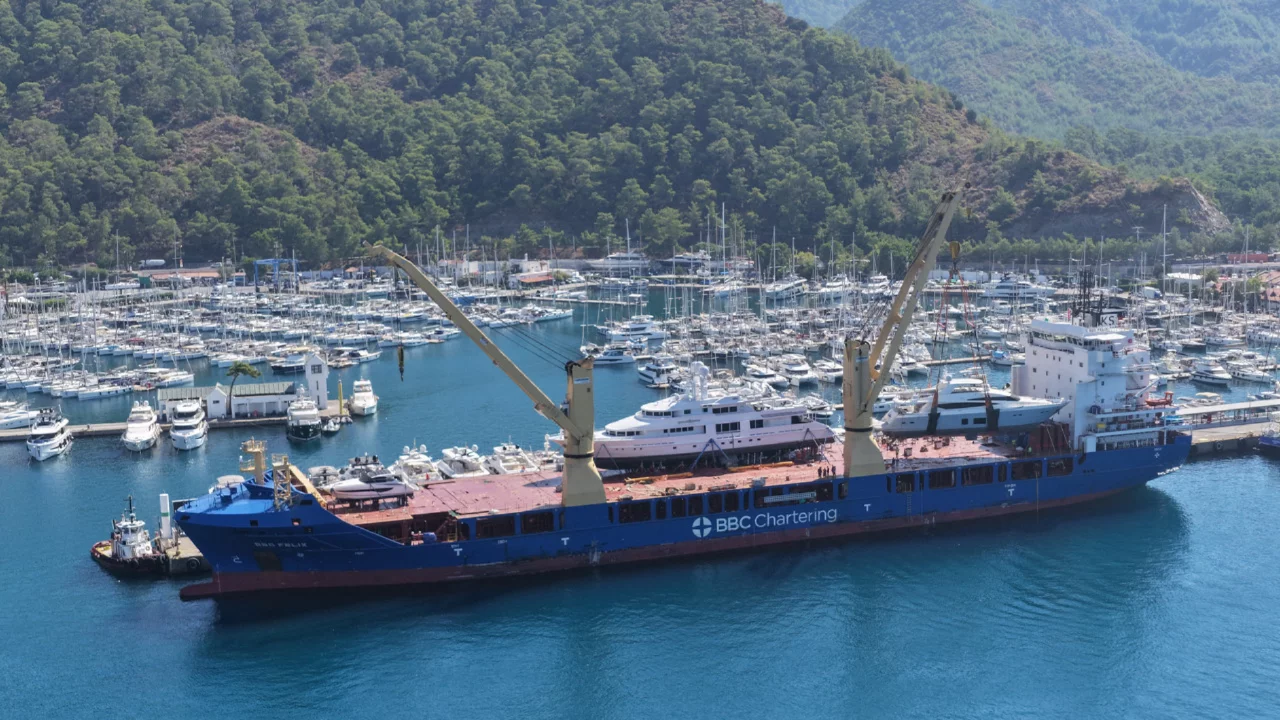 Marmaris Limanı'na bakım i&ccedil;in l&uuml;ks motor yatlar getirildi