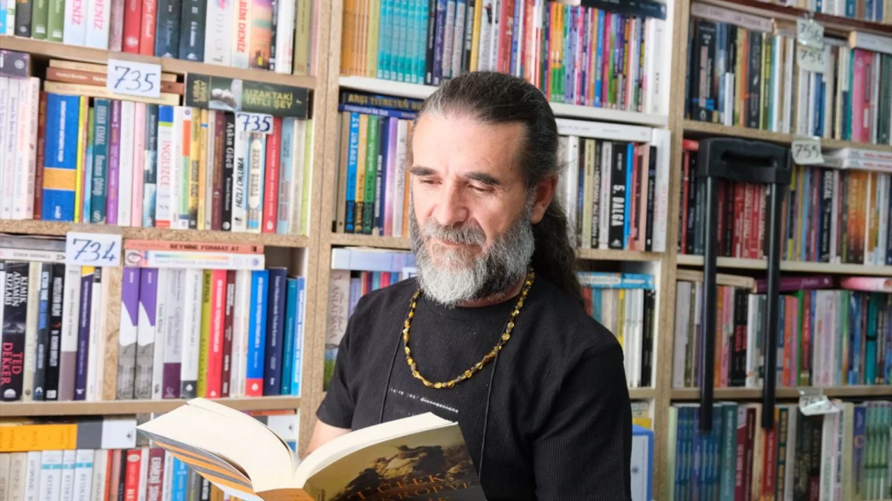 Kitap sevgisini 53 bin eserlik sahaf dükkanına taşıdı