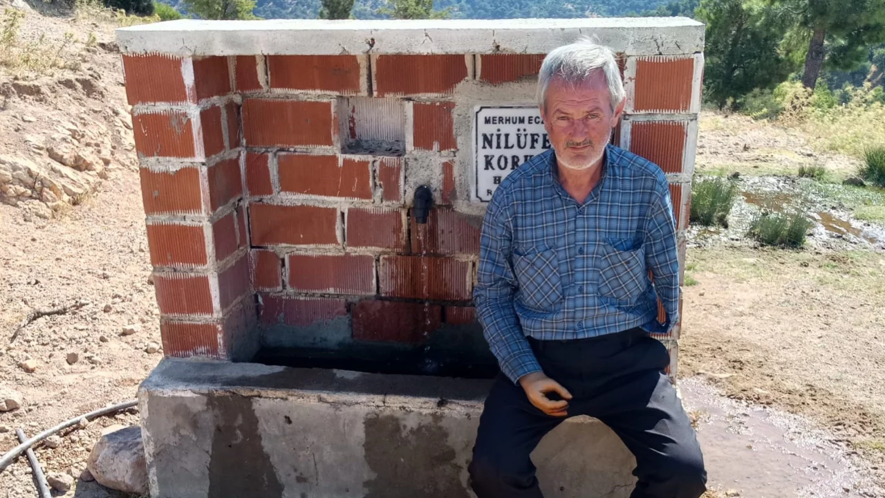 Doğup b&uuml;y&uuml;d&uuml;ğ&uuml; k&ouml;y&uuml;ne 8 &ccedil;eşme yaptırdı