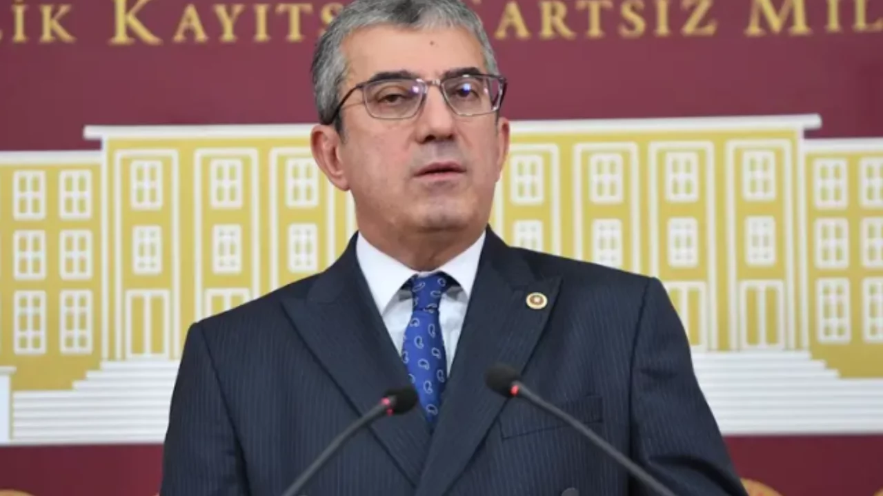 200'&uuml;n &uuml;zerinde belediye başkanı CHP'den istifa etti; Yeni Parti'ye katılıyorlar