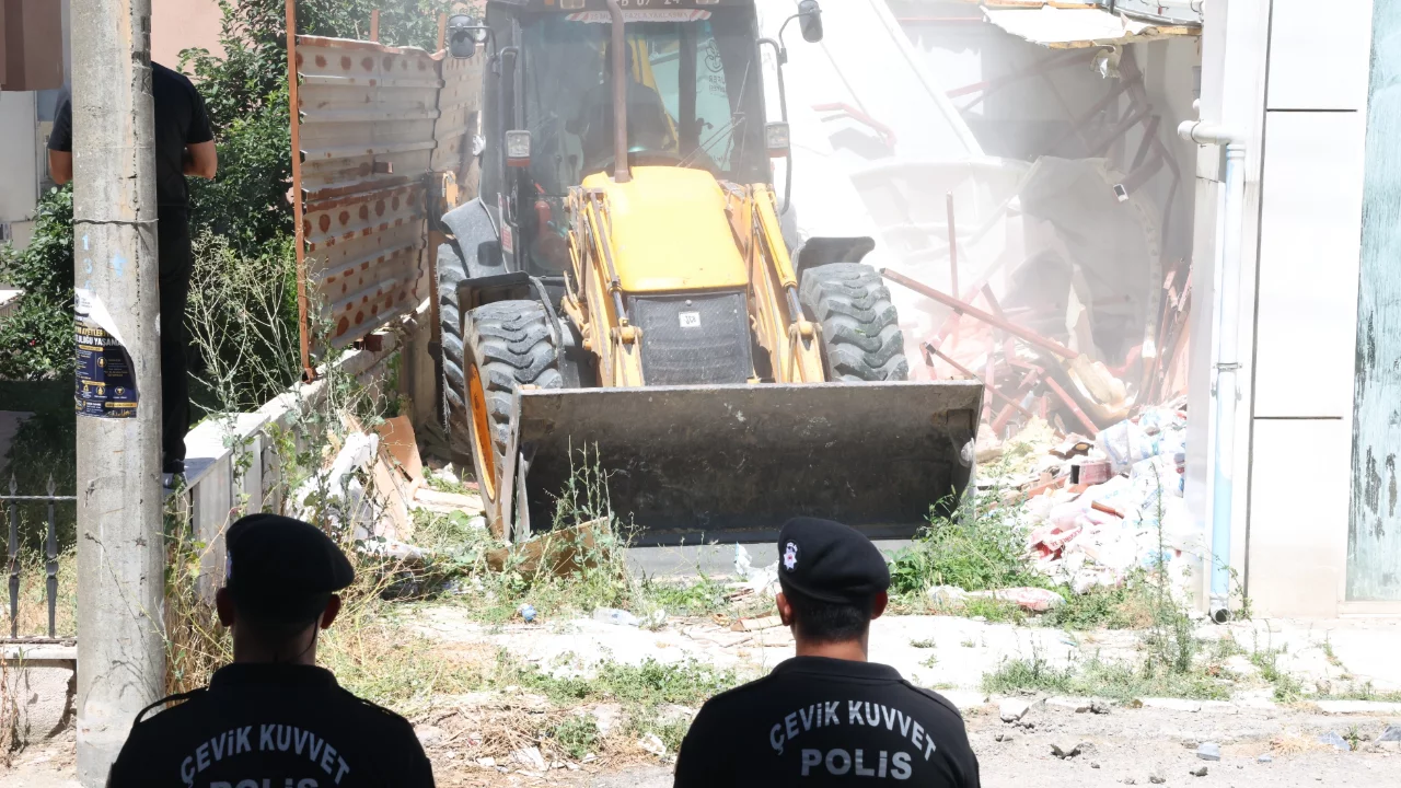 Bursa'da 4 yapı yerle bir edildi!