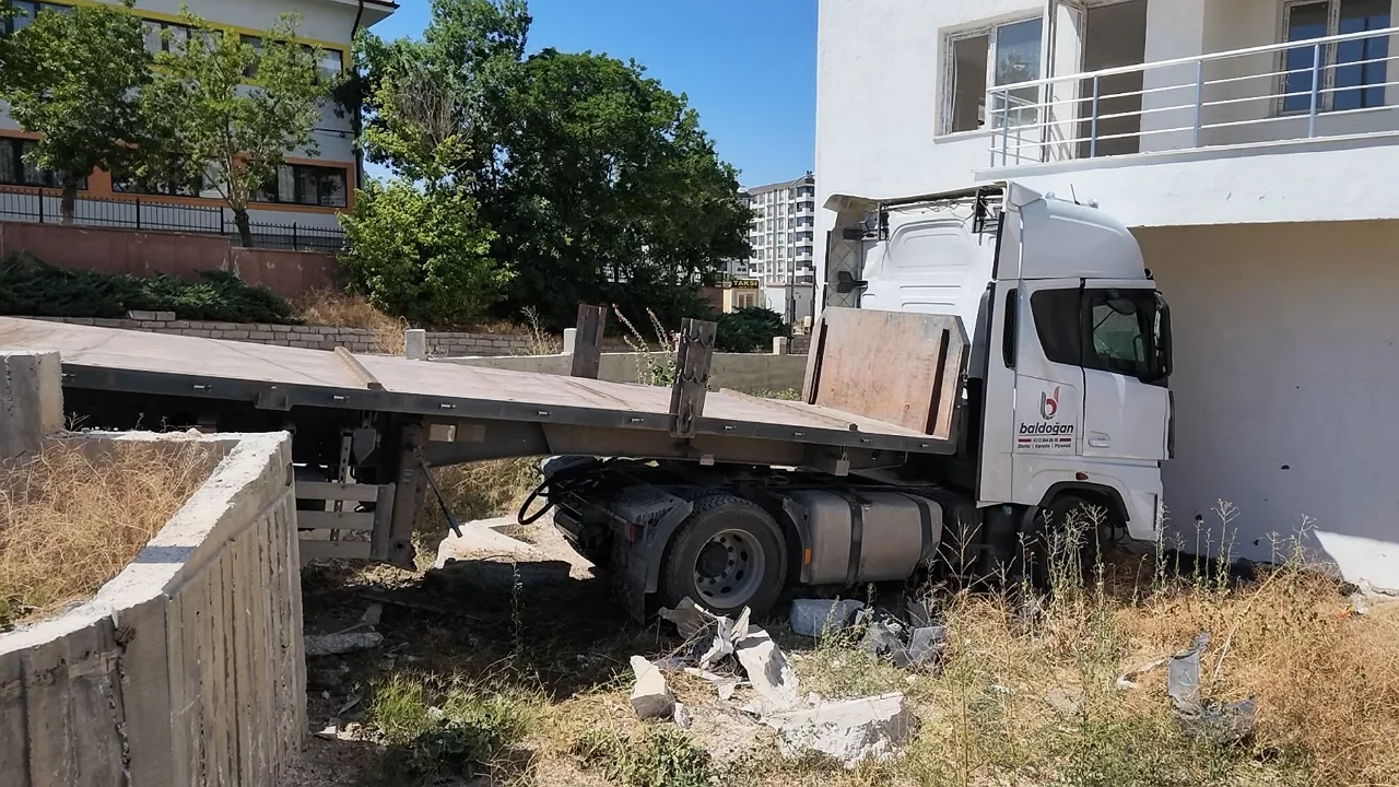 Facianın eşiğinden d&ouml;n&uuml;ld&uuml;! İnşaat halindeki apartmana &ccedil;arparak durabildi