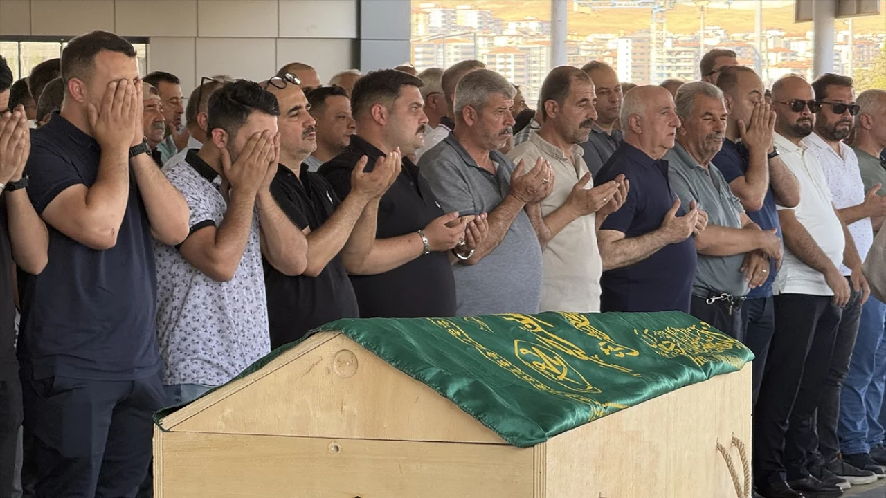 Bursa'daki havuz faciasında y&uuml;rek burkan veda! Minik Kadir son yolculuğuna uğurlandı