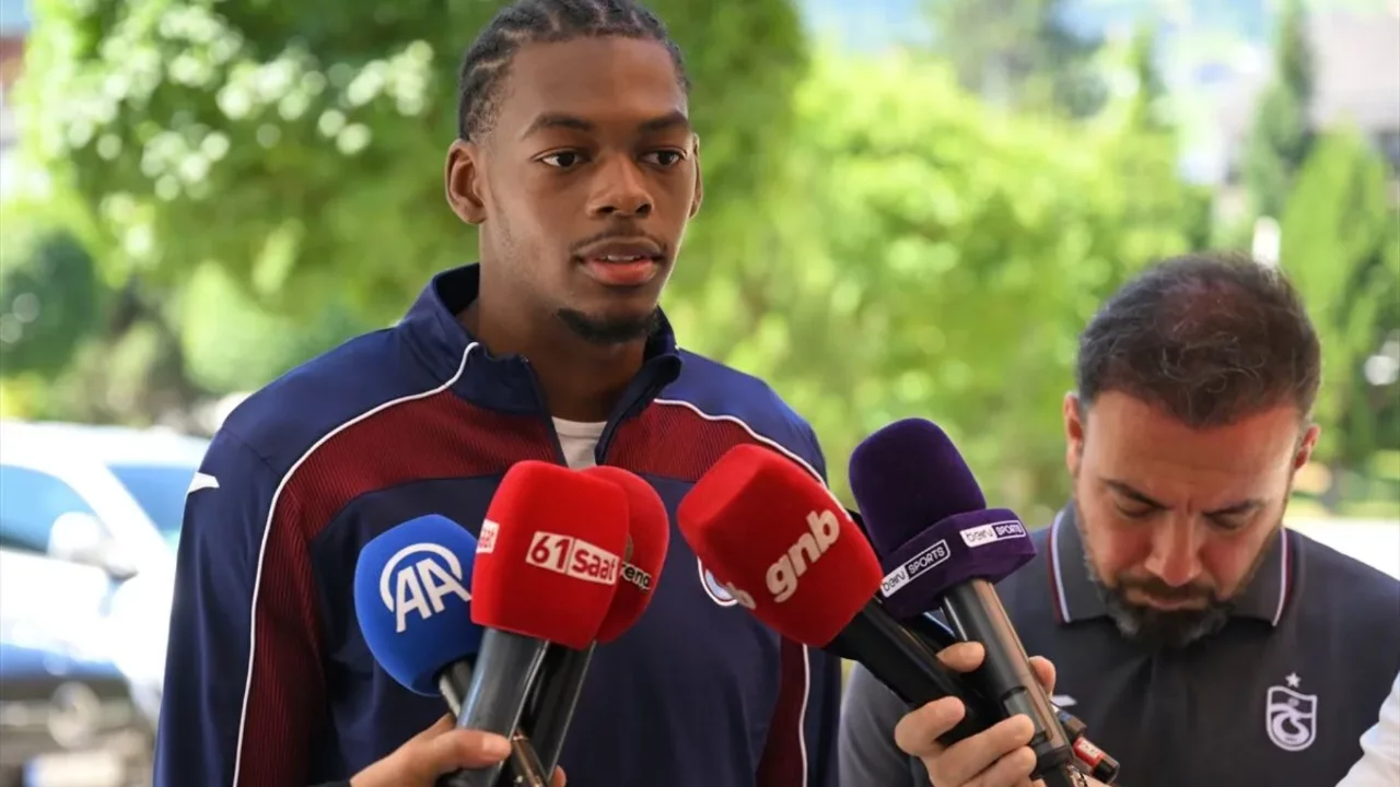 Trabzonspor'dan bir transfer daha! Gen&ccedil; forvet oyuncusu kadroya dahil oldu
