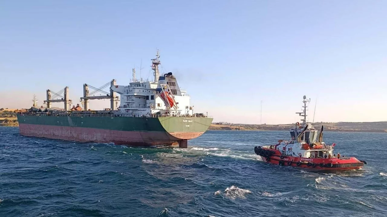 &Ccedil;anakkale Boğazı'nda alarm! Dev y&uuml;k gemisi karaya oturdu, trafik durduruldu