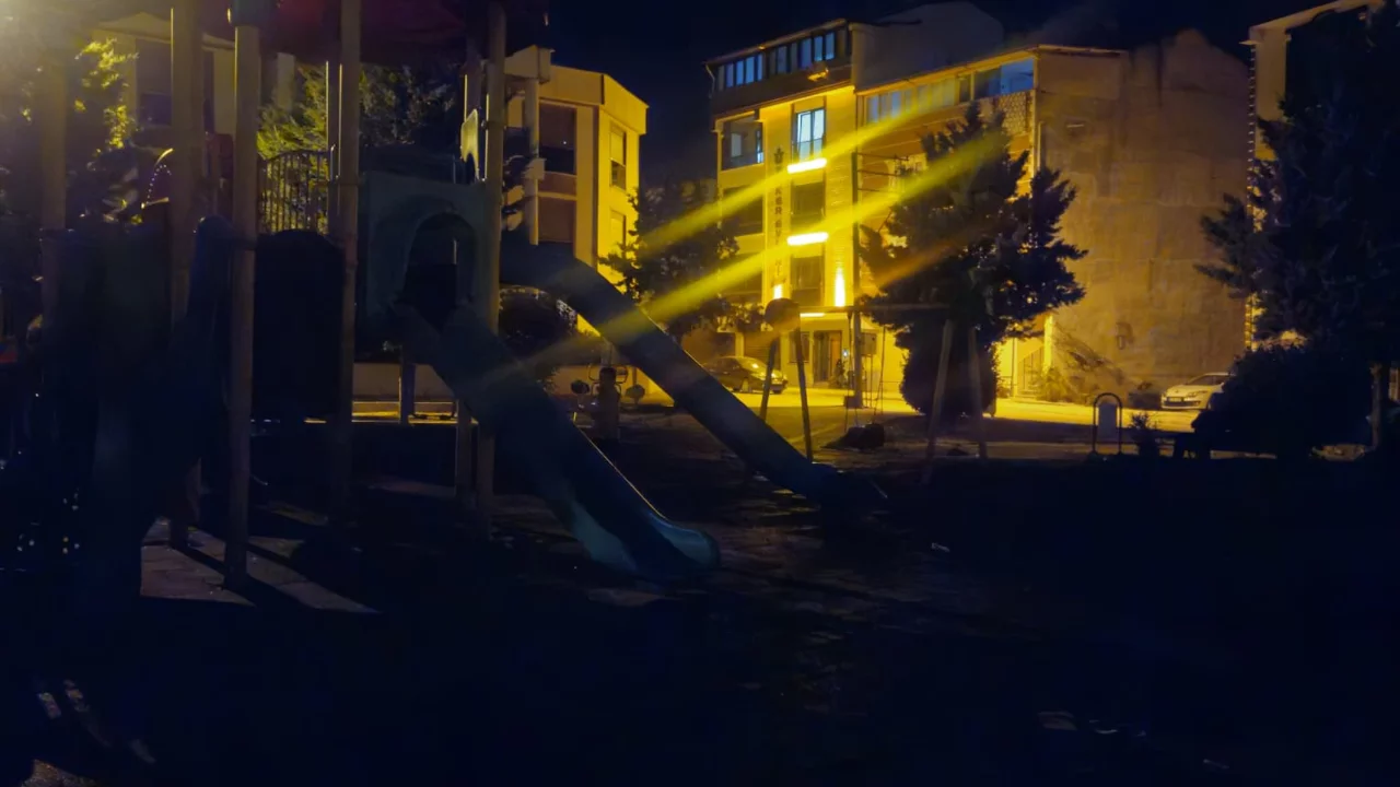 Orhangazi'de karanlık park tepki &ccedil;ekiyor! ''&Ccedil;ocuklarımızı g&uuml;venle bırakamıyoruz''