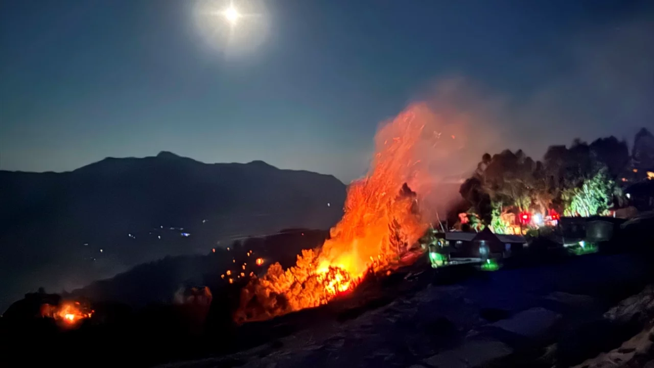Antalya'da orman yangını yerleşim yerlerine ulaştı! Tahliye edilen evlerde hasar oluştu