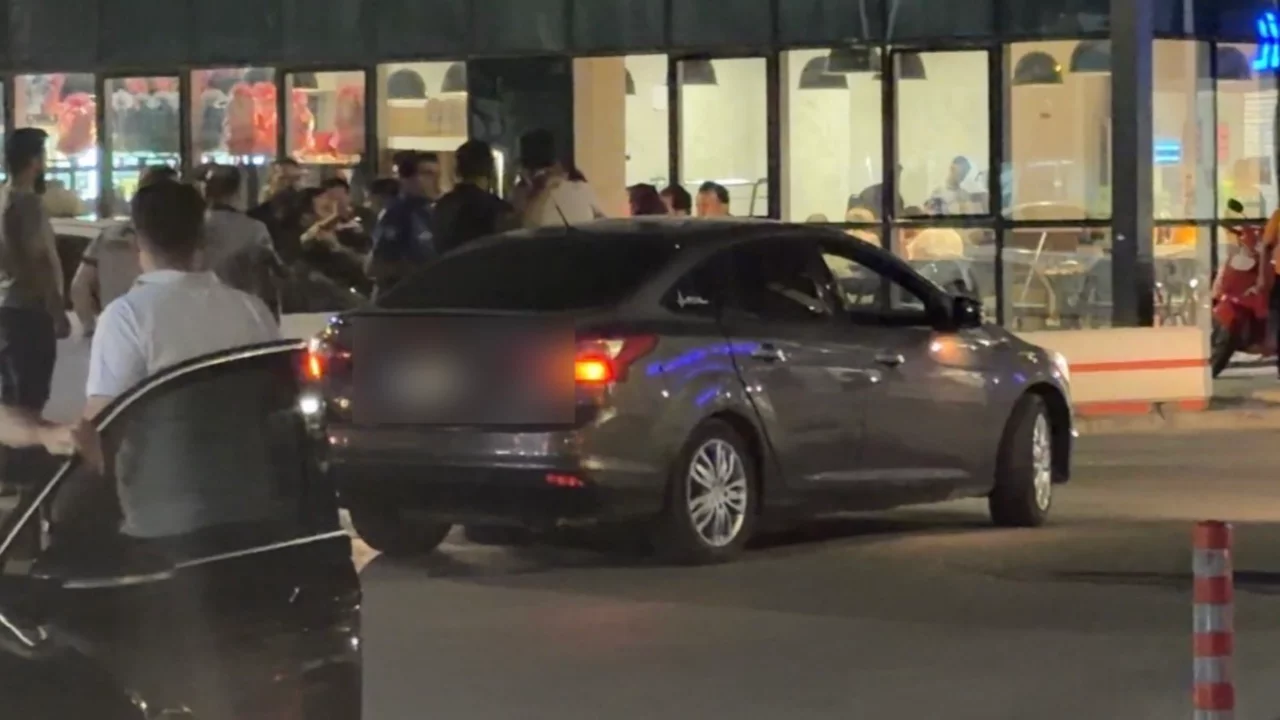 Adıyaman Hastanesi bah&ccedil;esinde yol verme gerginliği! Polis anında m&uuml;dahale etti