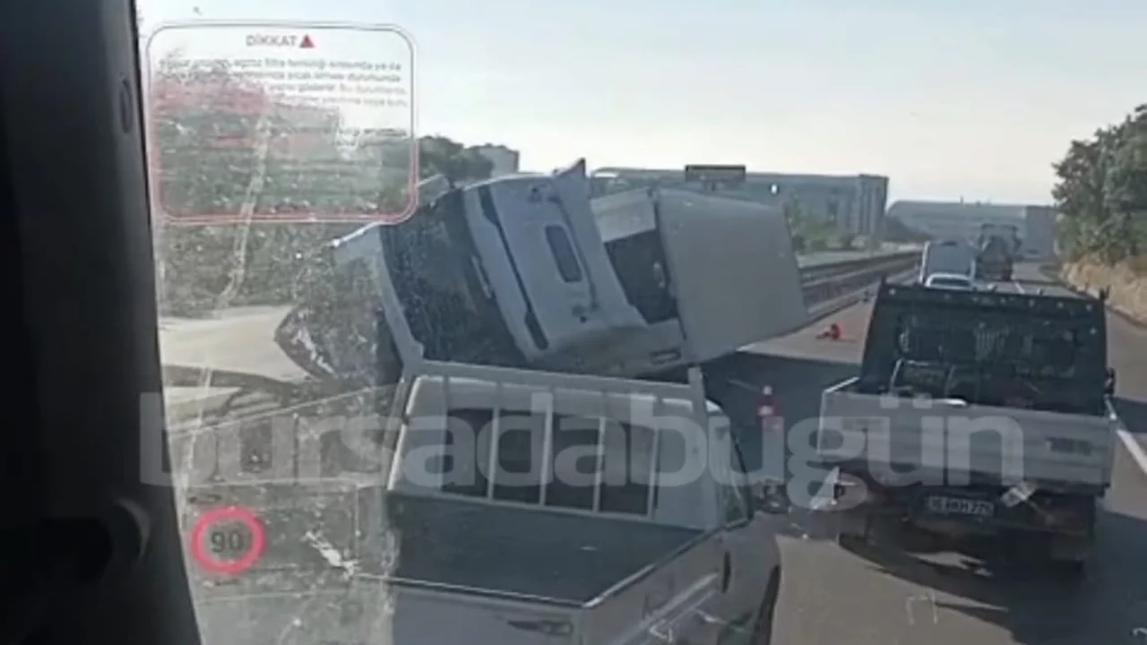 Bursa'da otoyolda korkutan kaza! Tır bariyerlere saplandı...
