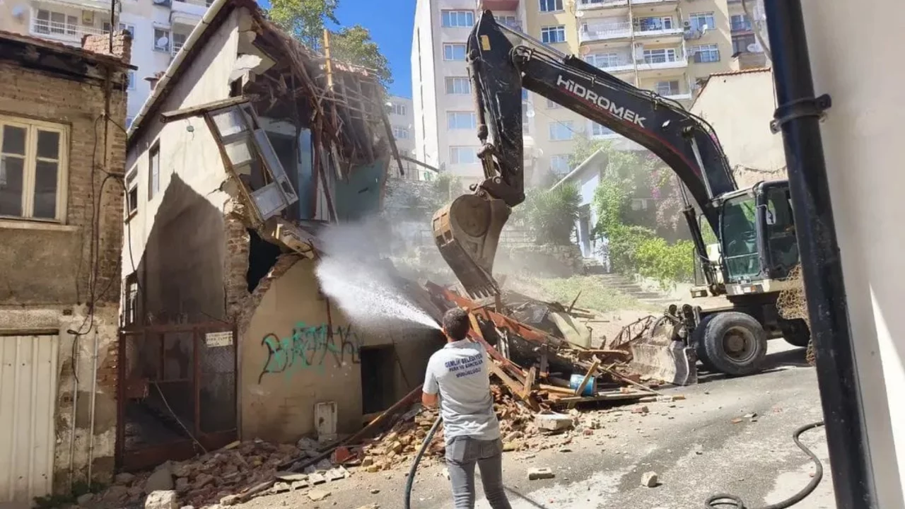 Bursa'da tehlike sa&ccedil;an metruk yapılar bir bir yıkılıyor!