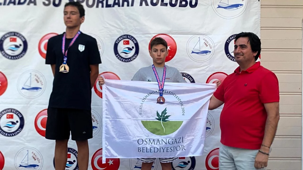 Prens Adaları'nda Osmangazi rüzgarı! Genç yüzücülerden madalya dolu performans