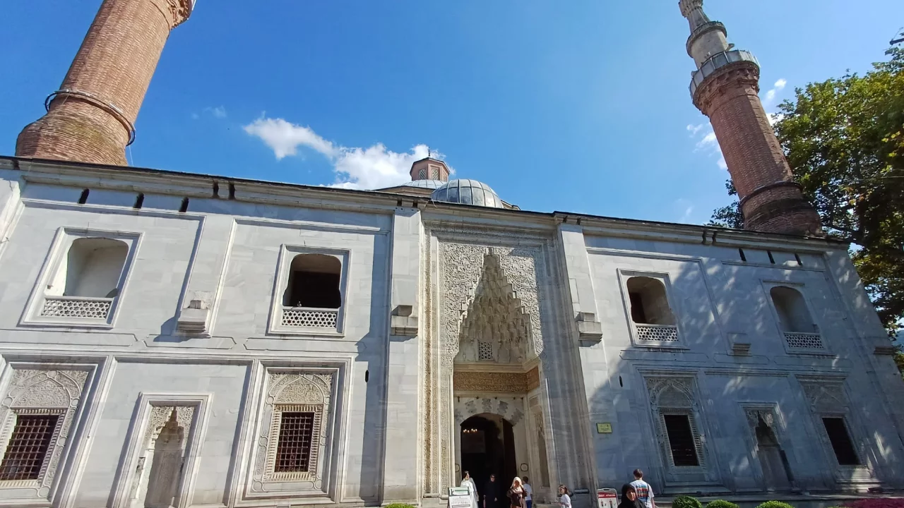 Bursa'nın 600 yıllık hamamı d&uuml;kkan oldu: Tarihi yapıda ticaret yapılıyor...
