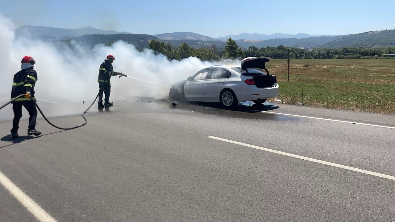 Seyir halindeki otomobilde çıkan yangın söndürüldü
