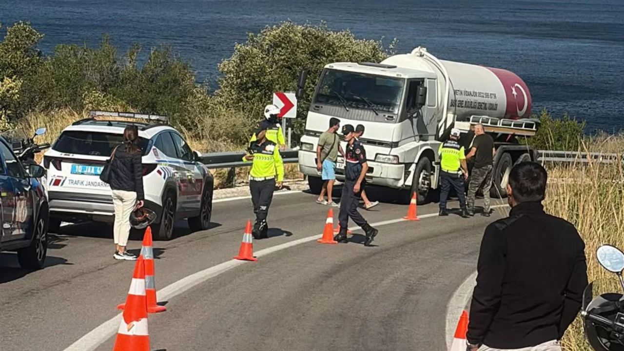 Motosikletiyle vidanj&ouml;re &ccedil;arpan 19 yaşındaki Nazlıcan hayatını kaybetti