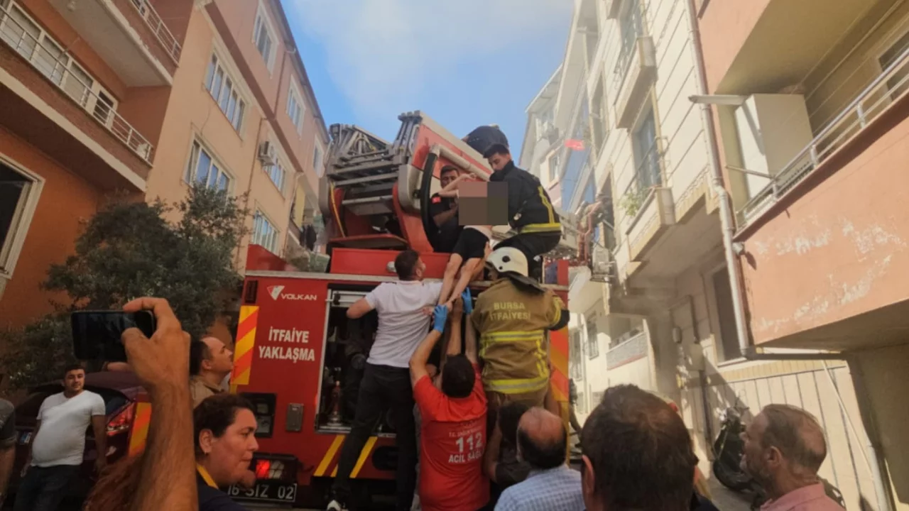 Bursa'da can pazarı! Aile alevlerin arasından son anda kurtarıldı