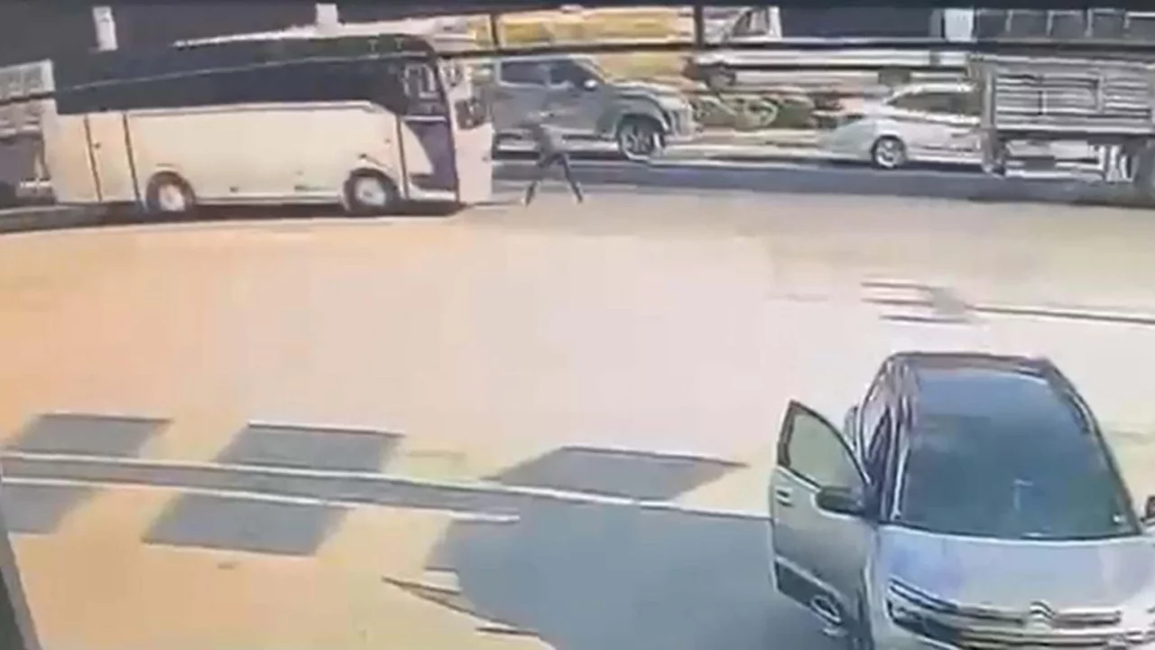 Emniyet şeridinde midib&uuml;s&uuml;n &ccedil;arptığı servis şof&ouml;r&uuml; &ouml;ld&uuml;