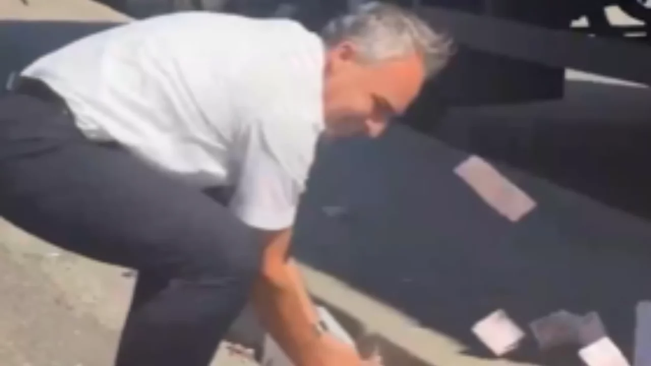 &Ccedil;uvaldan sa&ccedil;ılan paralar yolu kapladı! Panik anları kayda ge&ccedil;ti