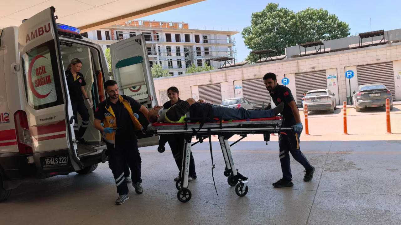 Bursa'da &ccedil;arpışan triport&ouml;r devrildi! S&uuml;r&uuml;c&uuml; hastaneye kaldırıldı
