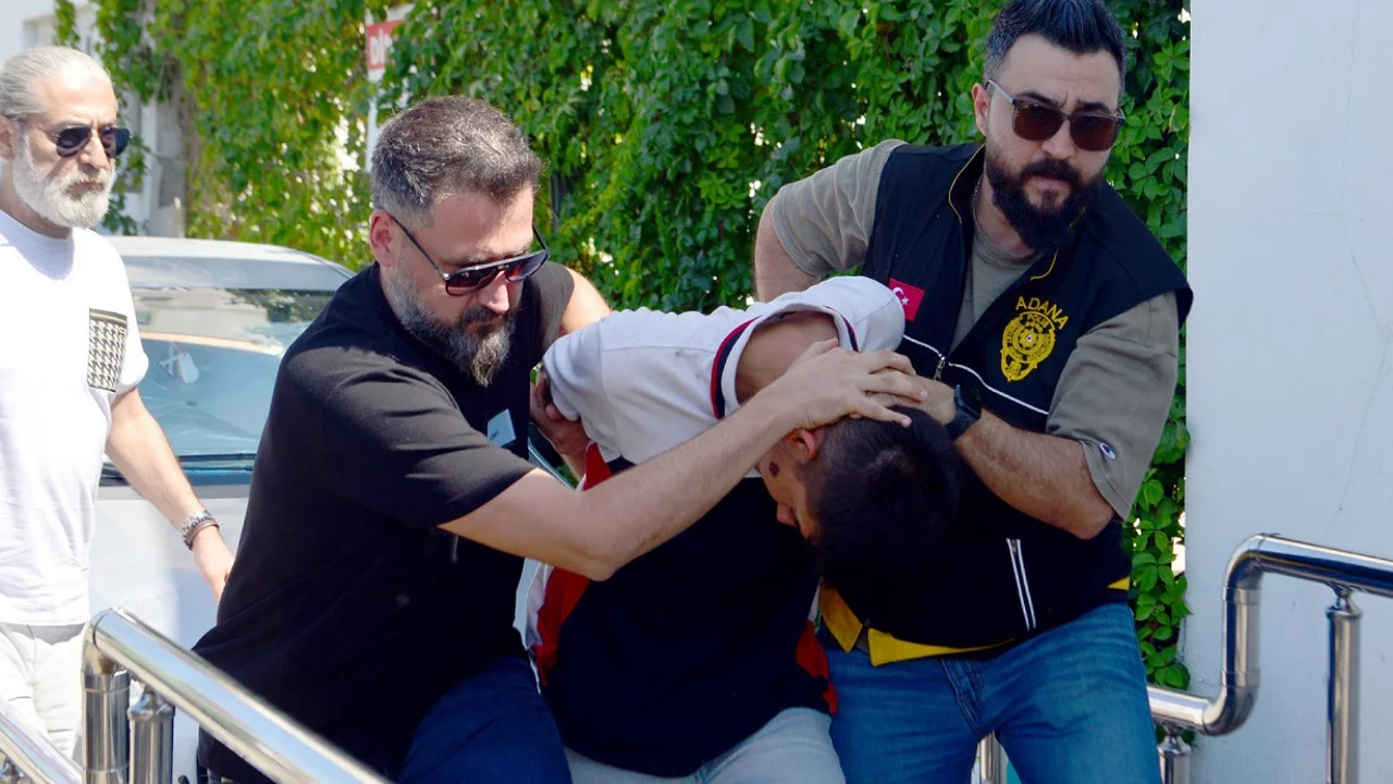 Husumetlilerine ateş a&ccedil;tı, yoldan ge&ccedil;en 19 yaşındaki gen&ccedil; hayatını kaybetti!