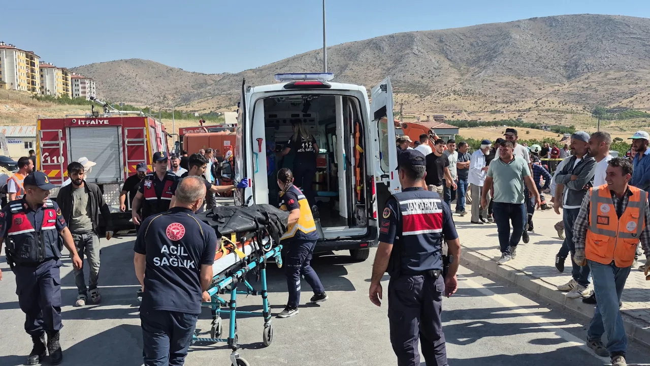 Altyapı &ccedil;alışmaları sırasında g&ouml;&ccedil;&uuml;k! 2 iş&ccedil;i can verdi...