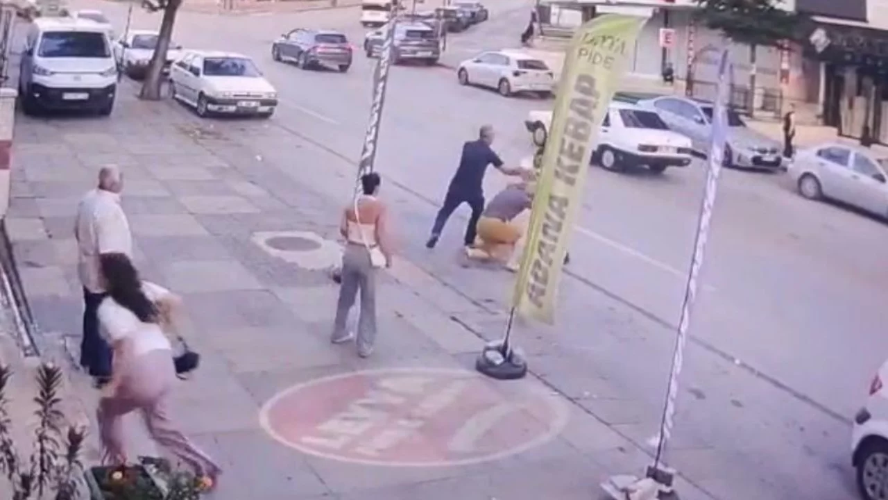 Yaşlı adam kız &ccedil;ocuklarını kurtarmak isterken darbedildi! Kameralar kaydetti...