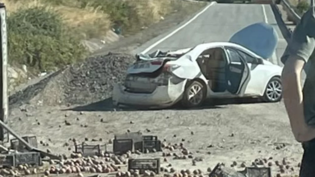 Şeftali y&uuml;kl&uuml; kamyon otomobilin &uuml;zerine devrildi! 6 yaralı...
