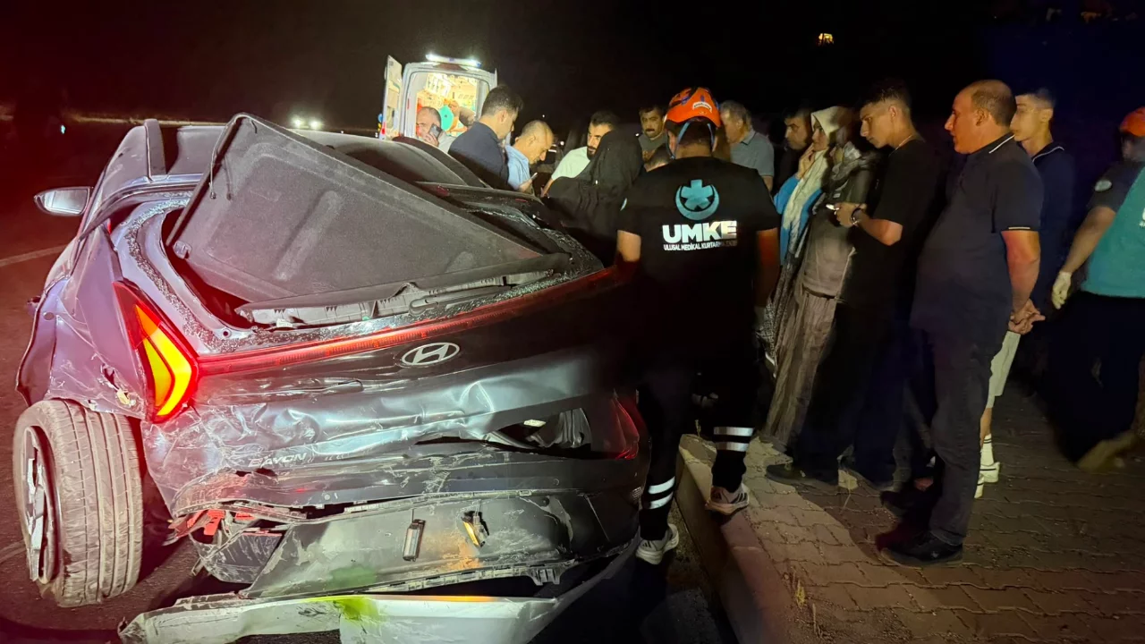 Bingöl-Erzurum karayolunda iki otomobil çarpıştı! Yaralılar hastaneye kaldırıldı