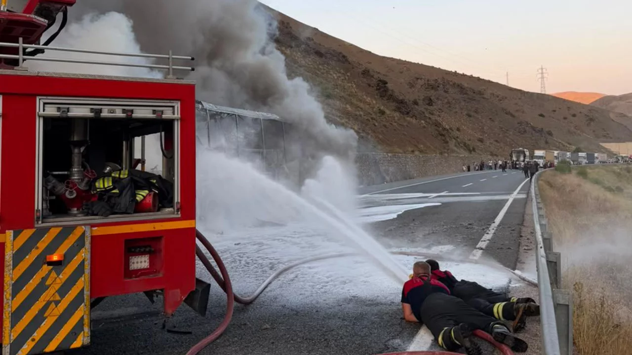Erzincan'da alevlere teslim olan yolcu otobüsü kullanılamaz hale geldi