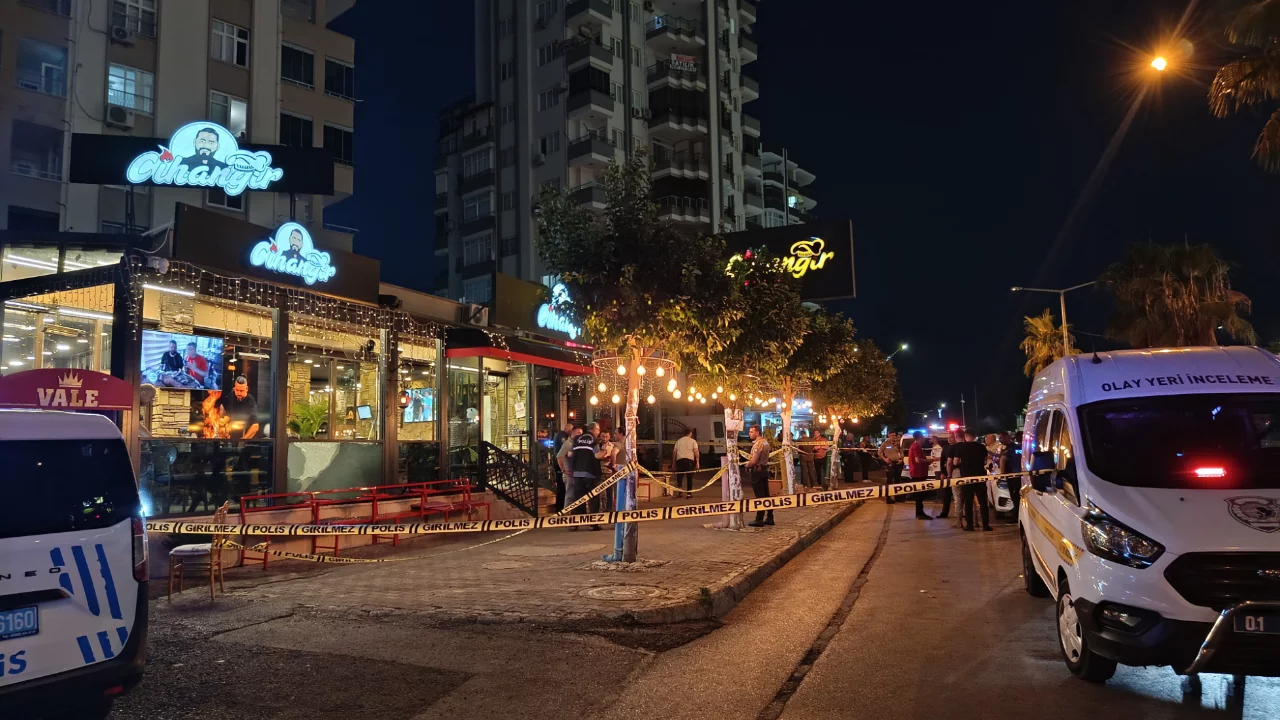 Adana'da kebap&ccedil;ıya silahlı saldırı: Restoranda yemek yiyen 4 kişi yaralandı