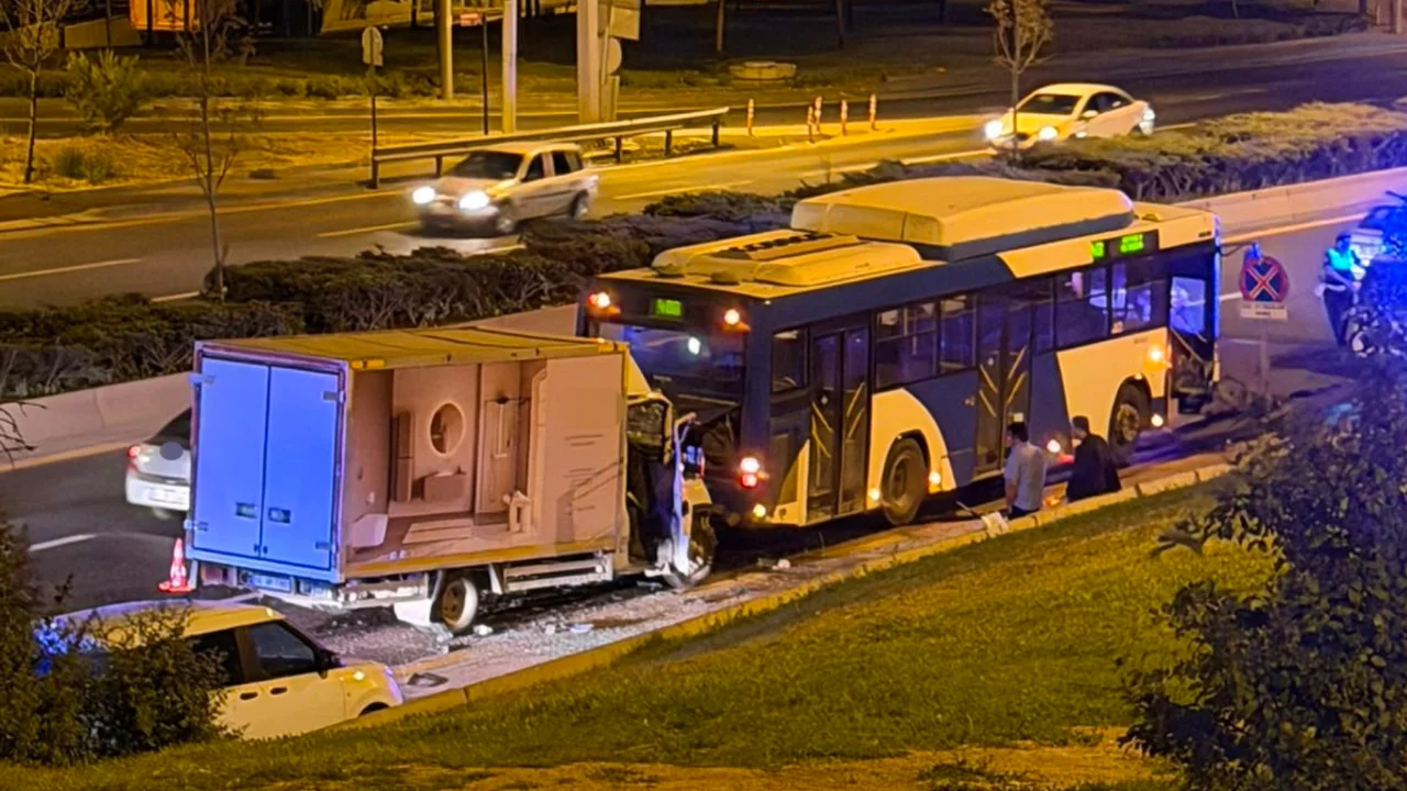 Ankara'da EGO otob&uuml;s&uuml;ne kamyonet &ccedil;arptı!