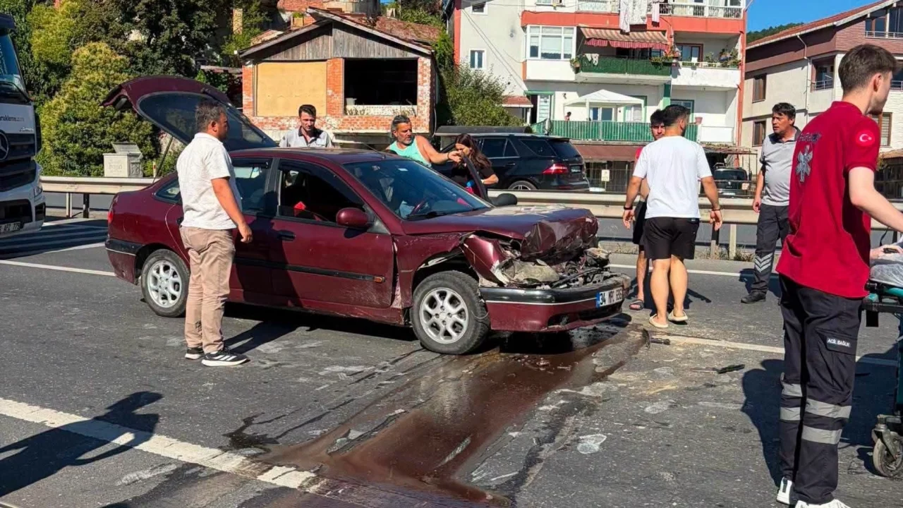 Yayaya yol vermek için duran kamyona otomobil çarptı! 2 yaralı