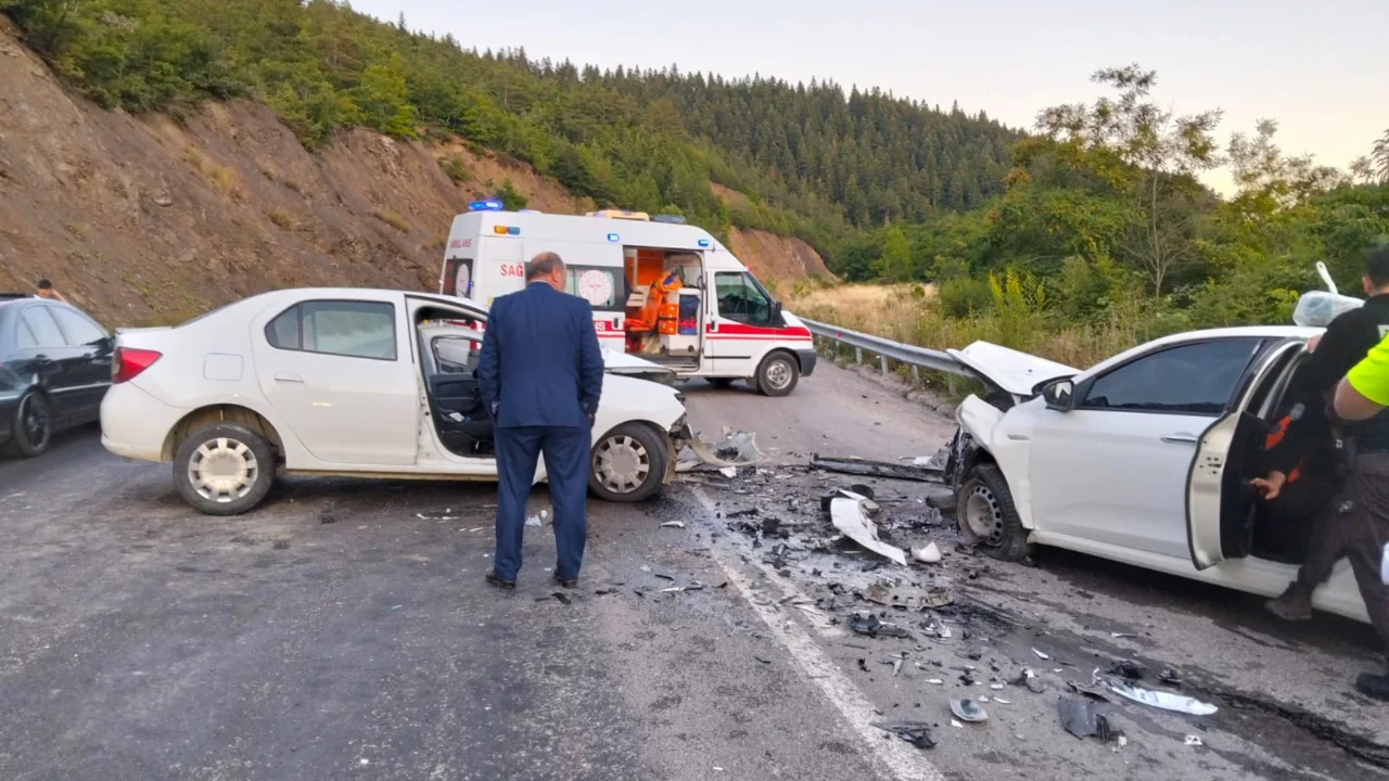Kastamonu'da feci kaza: İki otomobil kafa kafaya &ccedil;arpıştı