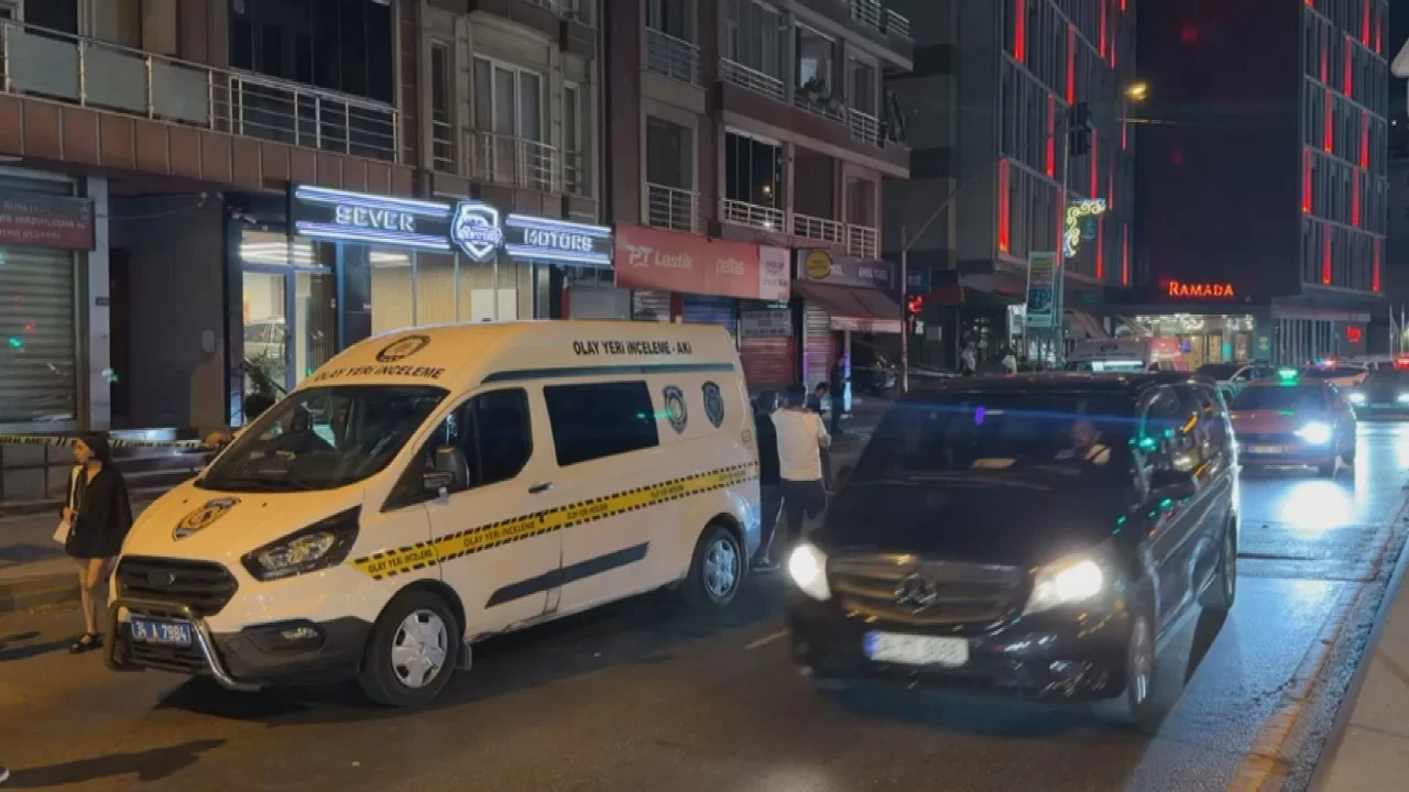 Ey&uuml;psultan'da oto galerisine silahlı saldırı: 1 kişi hayatını kaybetti, 15 yaşındaki ş&uuml;pheli yakalandı