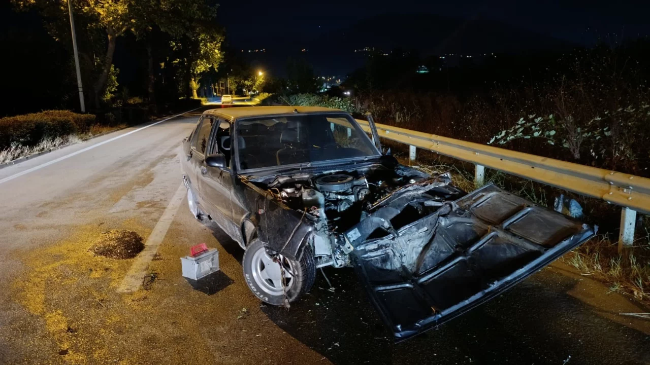 Bursa'da feci kaza! 18 yaşındaki s&uuml;r&uuml;c&uuml;n&uuml;n otomobili hurdaya d&ouml;nd&uuml;...