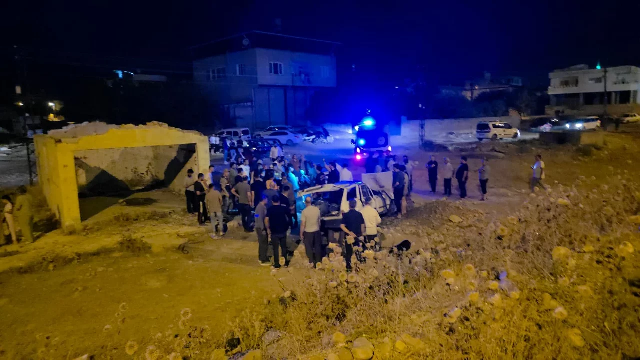 Tırla çarpışan otomobil şarampole savruldu: 1'i ağır 5 yaralı