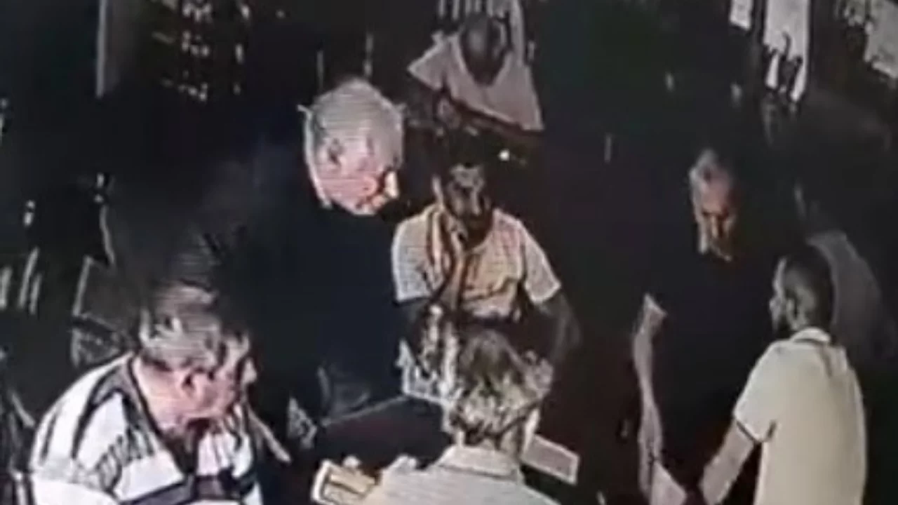 Kıraathanede &ouml;l&uuml;mden d&ouml;nd&uuml;, sonra hi&ccedil;bir şey olmamış gibi yerine oturdu!
