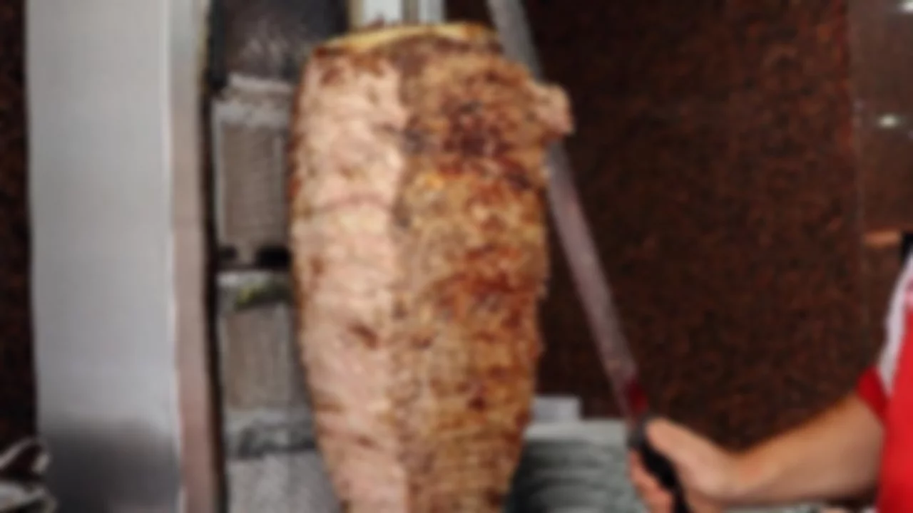 Bursa'nın &uuml;nl&uuml; işletmesinde şoke eden hile! D&ouml;ner kebaba bakın ne katmışlar...