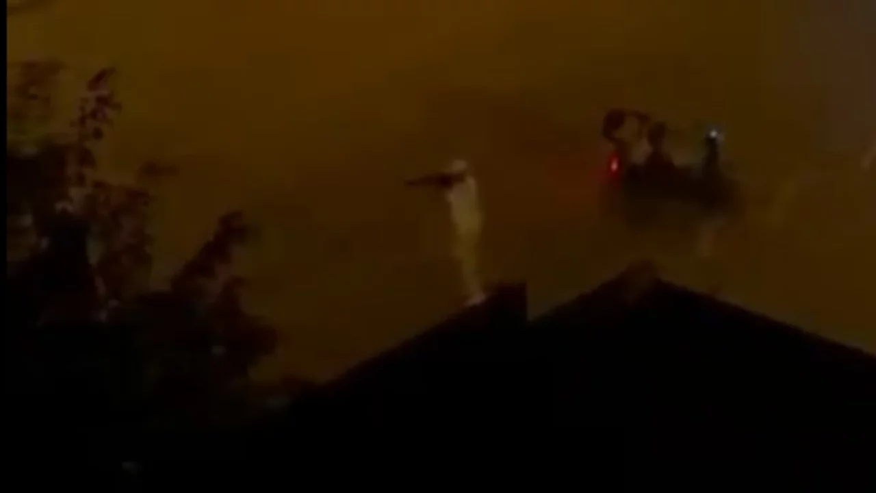Bir anda t&uuml;feğini &ccedil;ıkardı! Sokaktaki dehşetin g&ouml;r&uuml;nt&uuml;leri ortaya &ccedil;ıktı