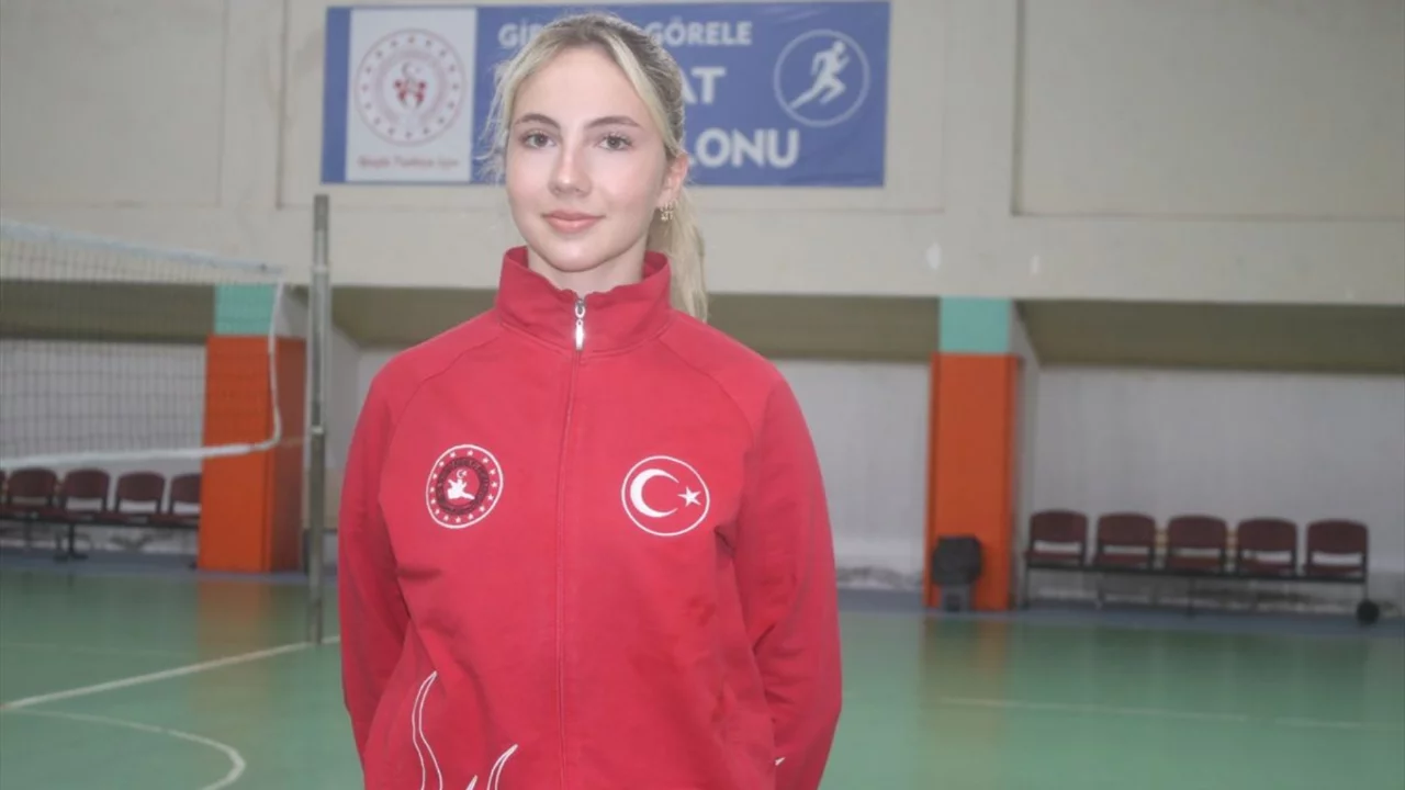 Milli wushucu Elif Naz Kara, Balkan Şampiyonası'na hazırlanıyor