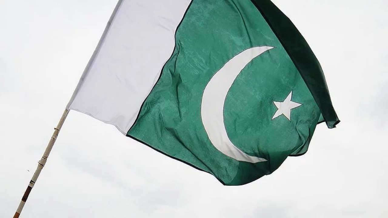 Pakistan'da &ccedil;ığ faciası: 10 dağcı kayıp